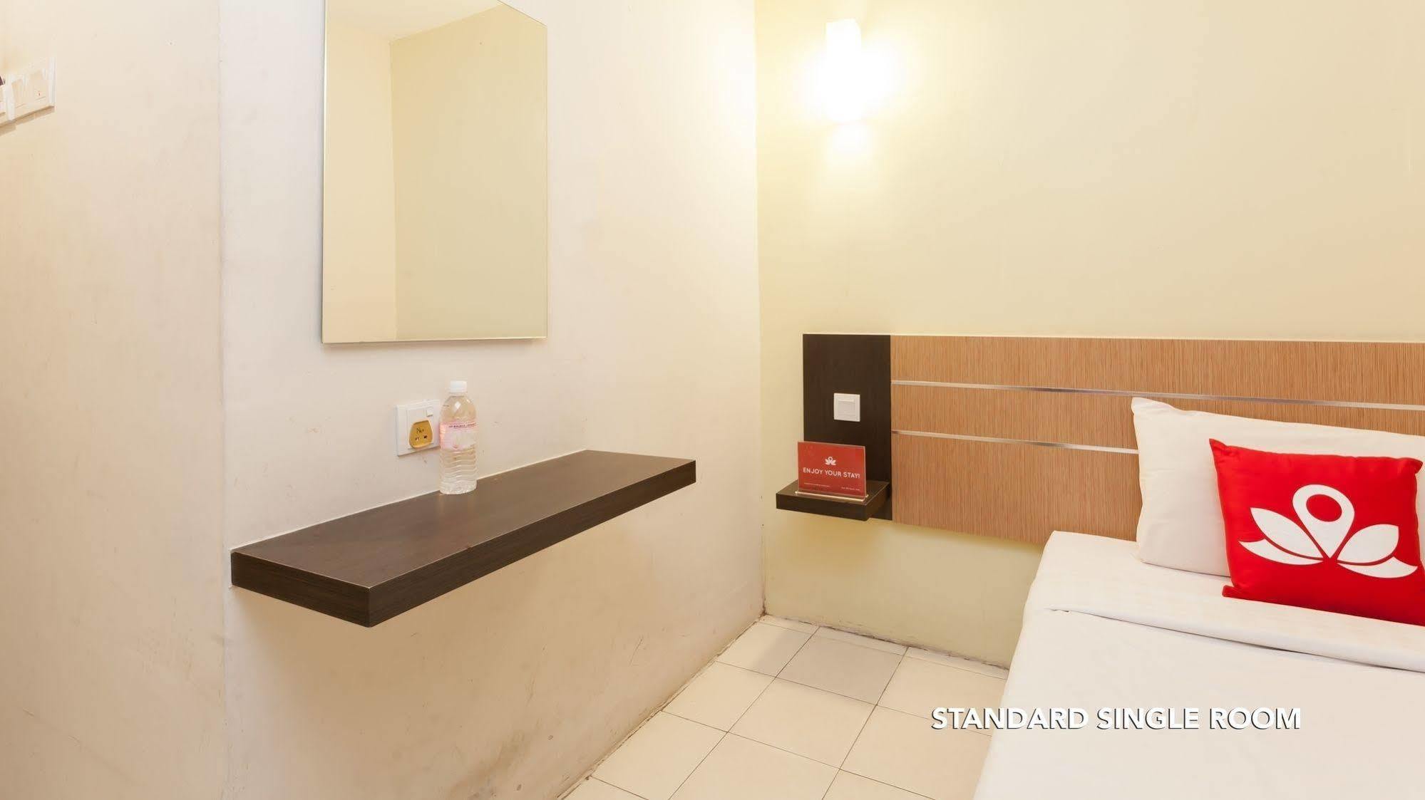 Hotel Oyo 182 Simms Grand 2*