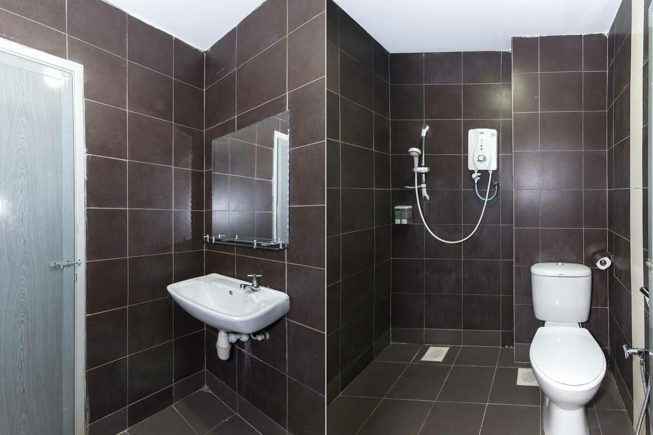 Hotel Oyo 182 Simms Grand 2*